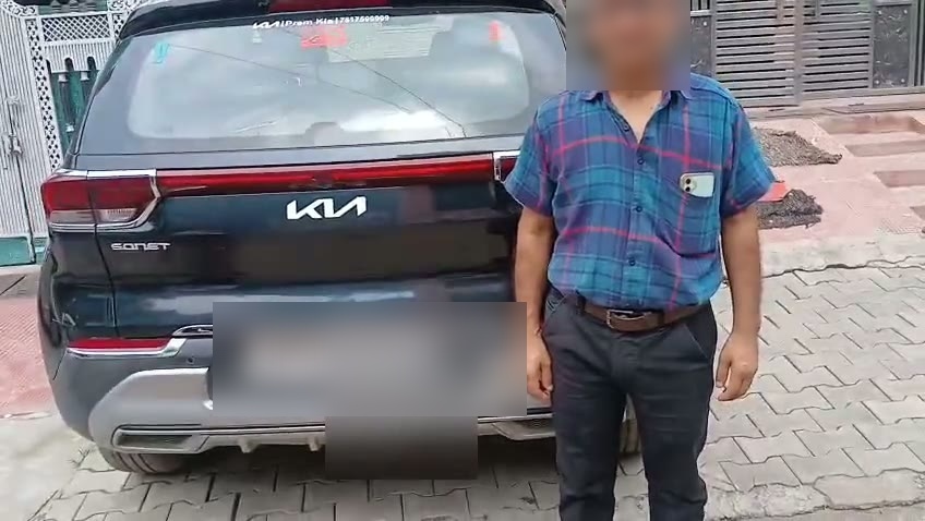 OnRoads India customer standing beside his Kia Sonet after roadside assistance