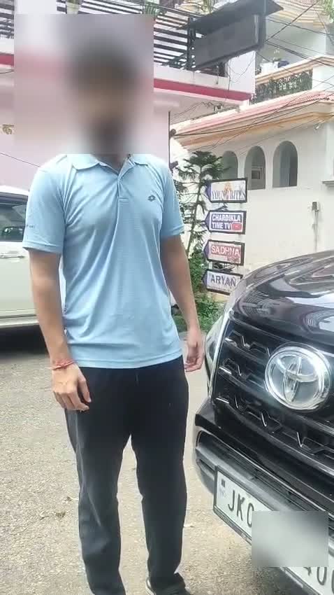 OnRoads India customer beside his Toyota Urban Cruiser after roadside assistance