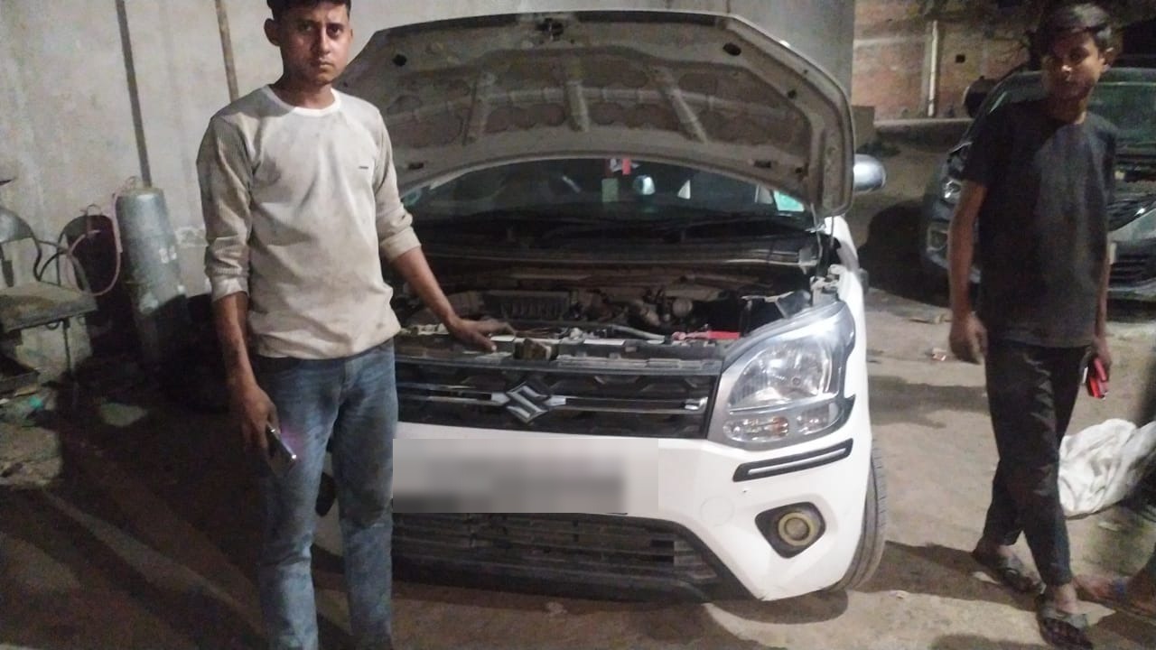 OnRoads India technicians beside a Maruti WagonR during night roadside assistance